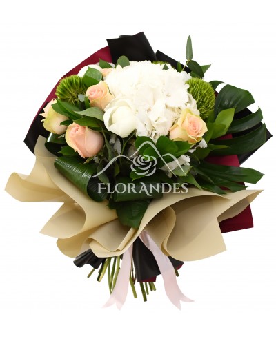 Buchet cu hortensie alba si bujori